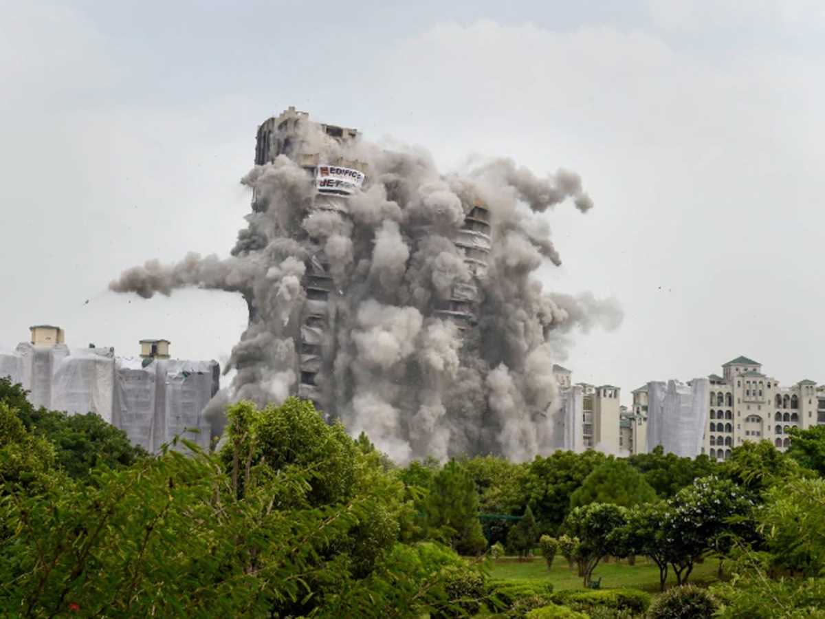 ट्विन टावर गिरने के बाद अब मलबा निस्तारण के 156 रुपए प्रति टन देगा सुपरटेक